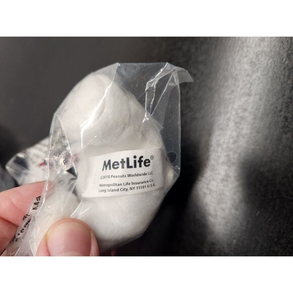 Metlife 2016 Snoopy Plush Toy With Red Bow Tie & Green Scarf  Peanuts Character - Picture 4 of 5